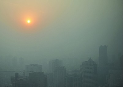 抗霾在行動(dòng) 青島市環(huán)保局深夜突襲排污現(xiàn)場