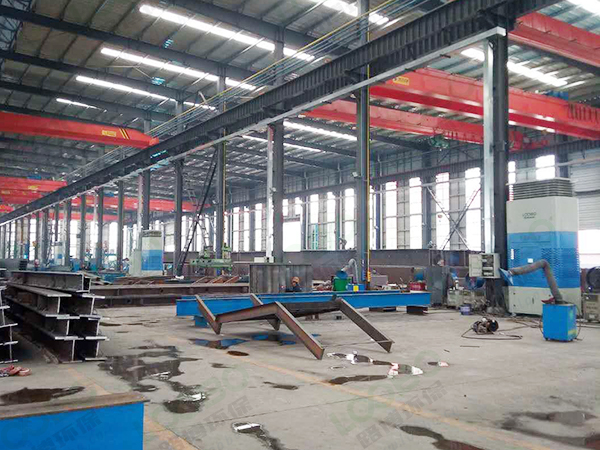 用上自循環(huán)煙塵凈化器，再高大的焊接廠房也不怕，煙塵統(tǒng)統(tǒng)被凈化。